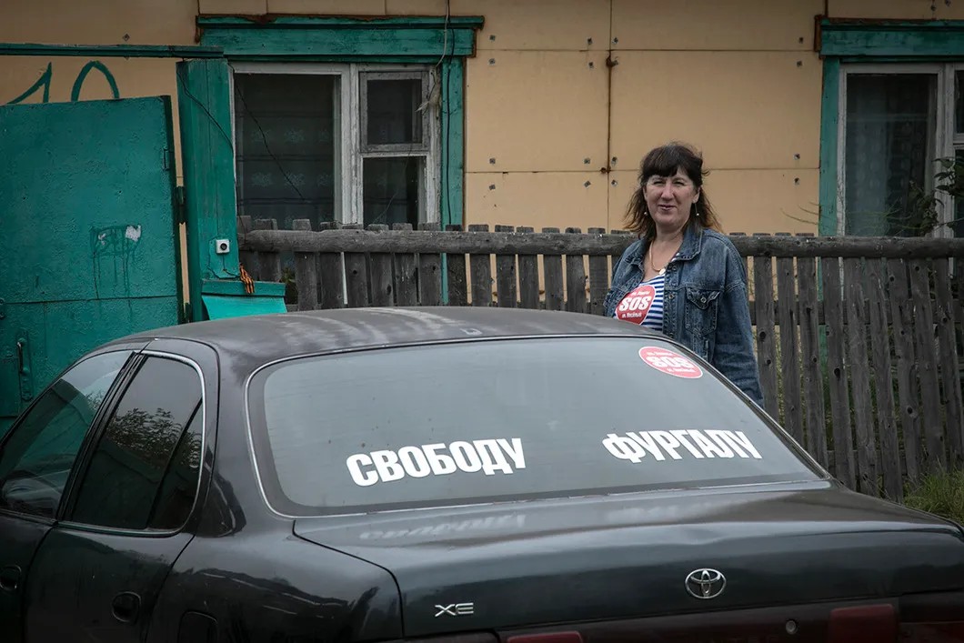 Жанна возле своего автомобиля. Фото: Влад Докшин / «Новая газета»