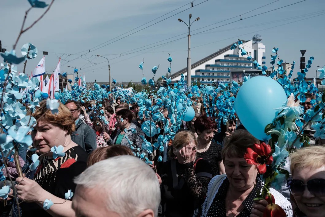 Во время первомайской демонстрации в Луганске. Фото: Антон Карлинер