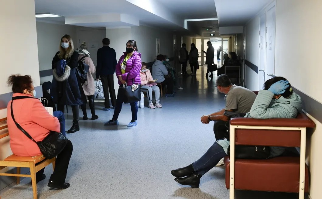 Patients waiting for a doctor's appointment at the city polyclinic. Photo: EPA-EFE