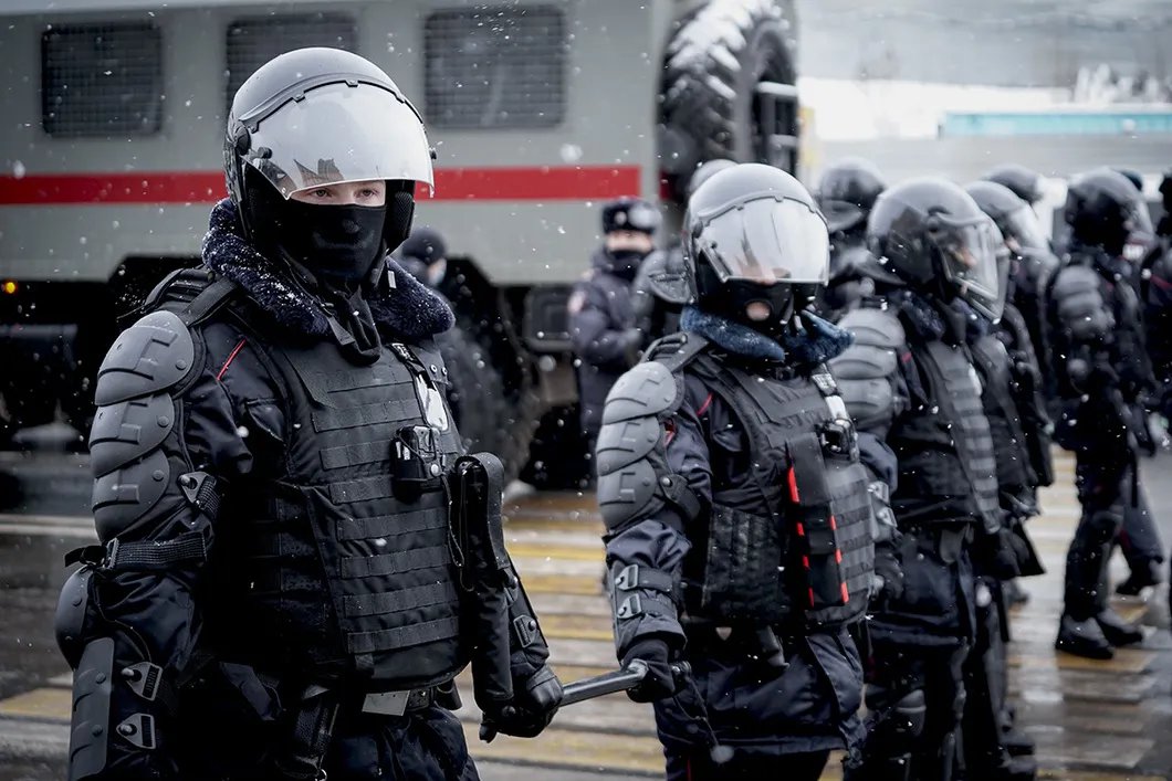 Сотрудники полиции рядом с платформой Каланчевская. Фото: Влад Докшин / «Новая газета»