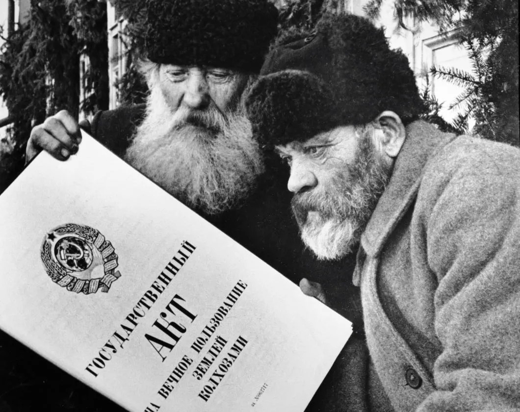 1937й год. Крестьяне рассматривают акт на вечное пользование землей колхозами. Фото: РИА Новости