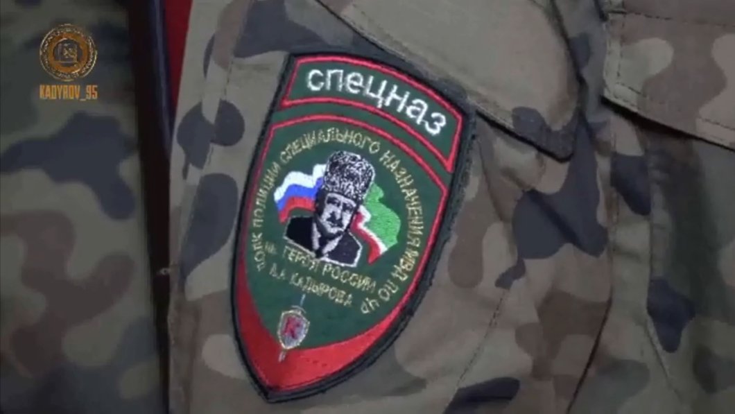 Нашивка сотрудника ППС им. Кадырова. Кадр из видео