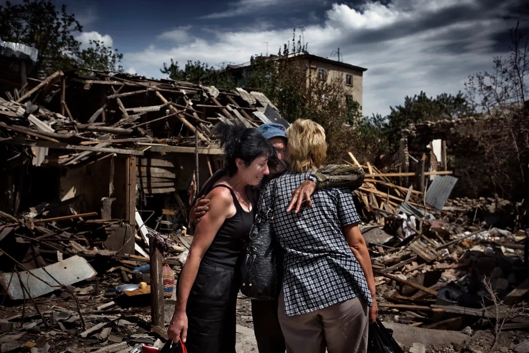 Осетинские ВПЛ (внутренне перемещенные лица) около своих домов. Цхинвал. Фото: Юрий Козырев / «Новая»