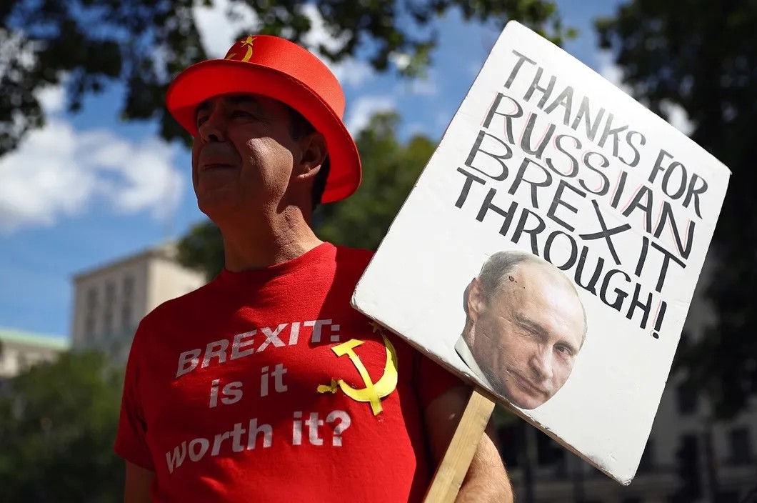 Протестующий британец с плакатом «Спасибо за доведенный до конца русский Брексит». Фото: Reuters