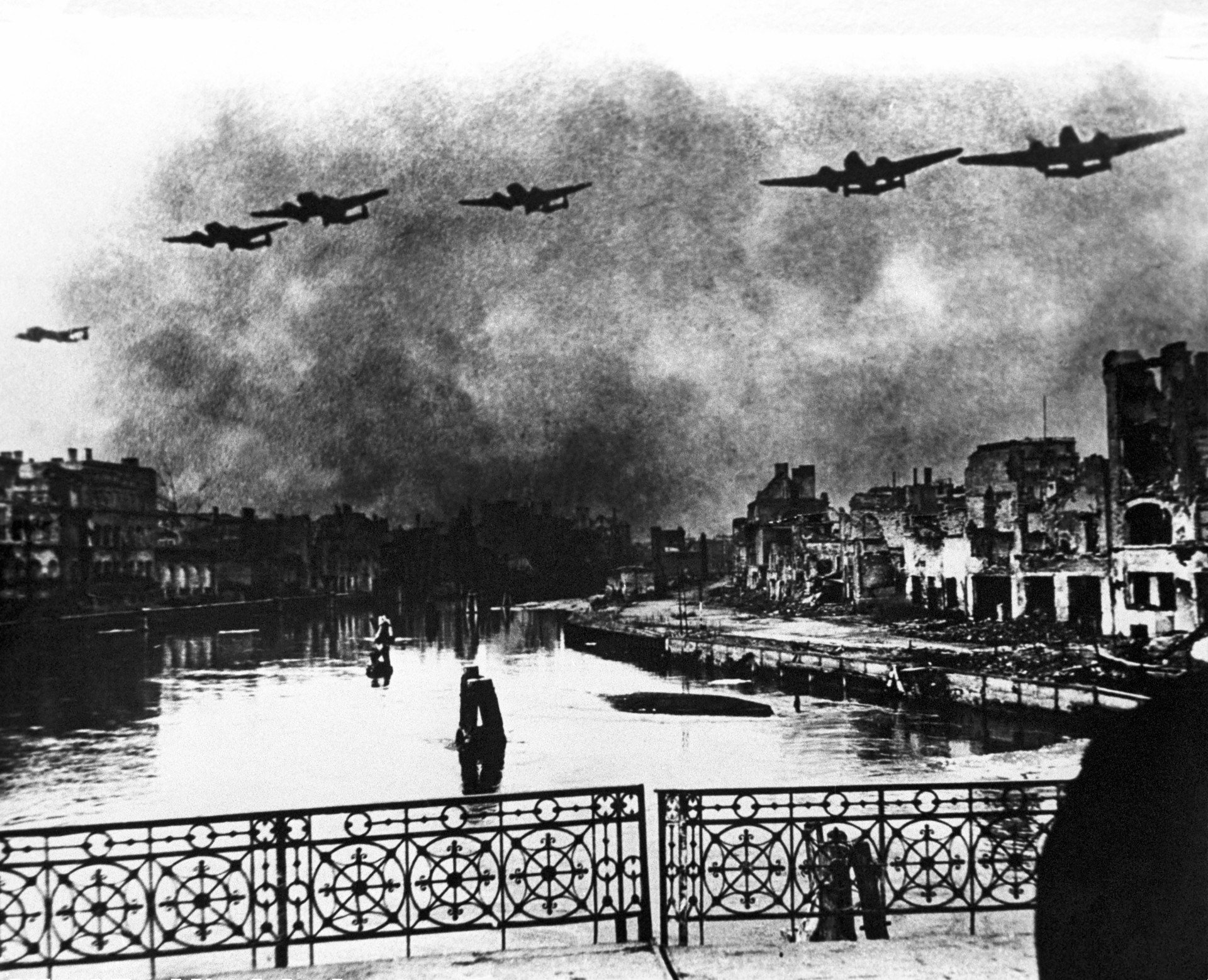 Советские бомбардировщики над Кенигсбергом. Фото: ТАСС