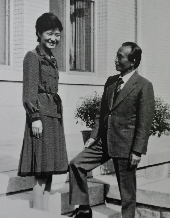 Пак Кын Хе с отцом — президентом Южной Кореи. Архив Reuters