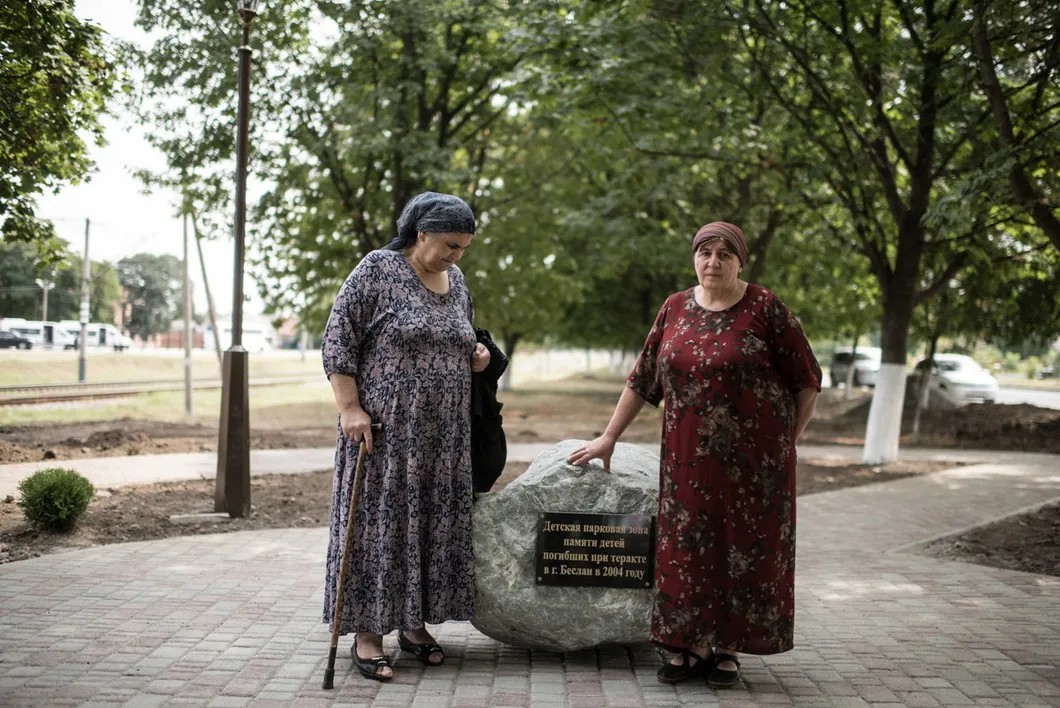 Римма и Эмма Бетрозовы у мемориального камня. Фото: Алина Десятниченко, специально для «Новой»