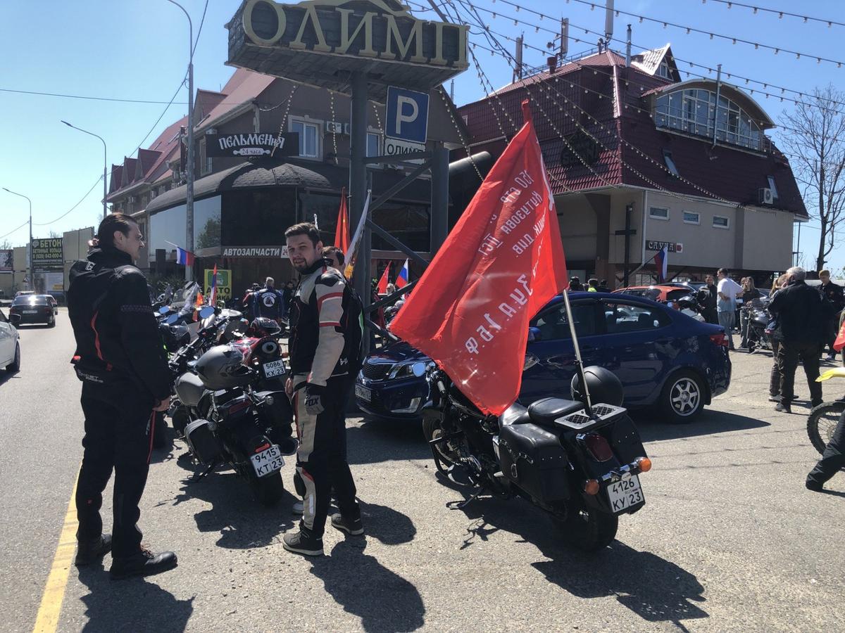 9 Мая байкеры праздновали с утра. Начали с пробега по Туапсе с красными флагами. Фото: Ирина Тумакова / «Новая газета»
