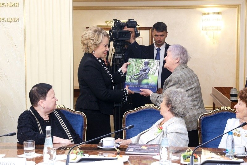 Валентина Матвиенко на встрече с блокадниками. Фото: senatinform.ru