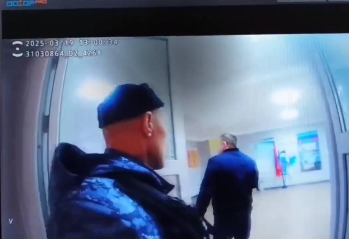 Прибытие Росгвардии в 78-ю школу. Кадр видео Росгвардии