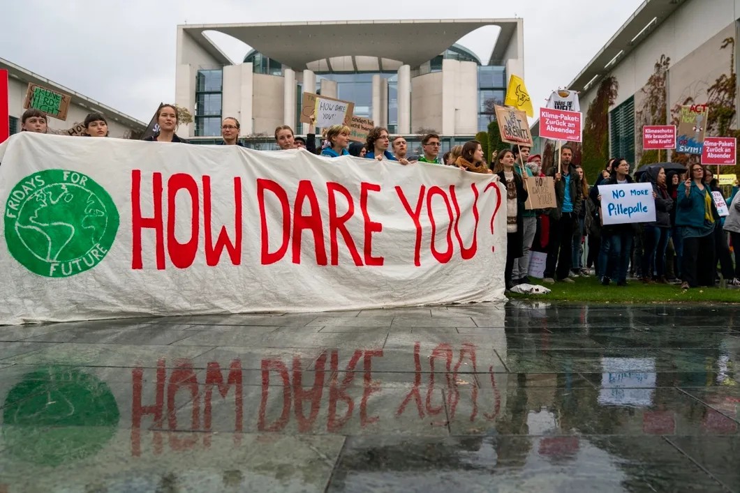 Демонстрация экоактивистов в Берлине под лозунгом «Как вы смеете?» из речи Греты Тунберг. Фото: EPA