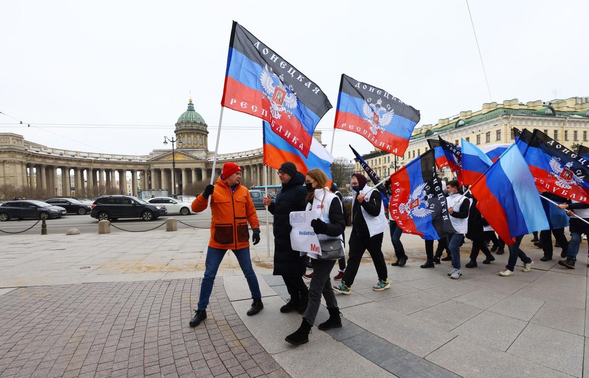 Акция в поддержку признания независимости ДНР и ЛНР в Санкт-Петербурге. Фото: Петр Ковалев / ТАСС