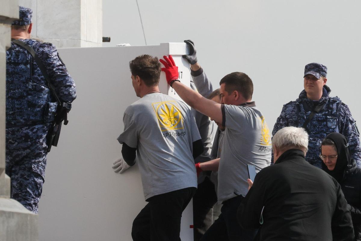 Передача икон в храм Христа Спасителя. Фото: Сергей Карпухин / ТАСС