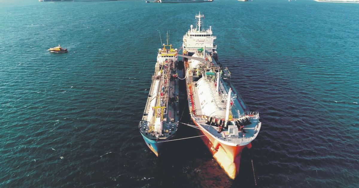 Перевалка нефти в открытом море. Фото: jazzpantaslogistic.my