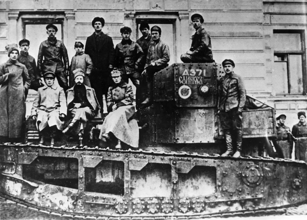 Гражданская война. Карбышев на трофейном танке (крайний справа среди сидящих). Фото: РИА Новости