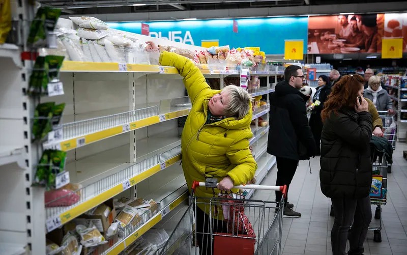 Покупатели в магазине «Ашан». Фото: Влад Докшин / «Новая газета»