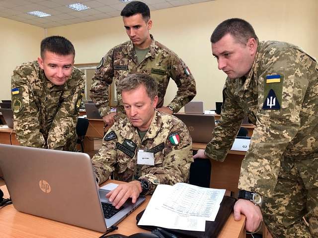 Итальянские и украинские военные. Фото: Служба распространения визуальной информации министерства обороны США