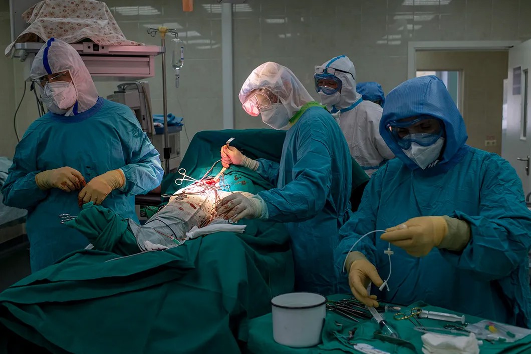 Хирурги удаляют тромбы перед ампутацией ноги. Фото: Юрий Козырев / «Новая газета»