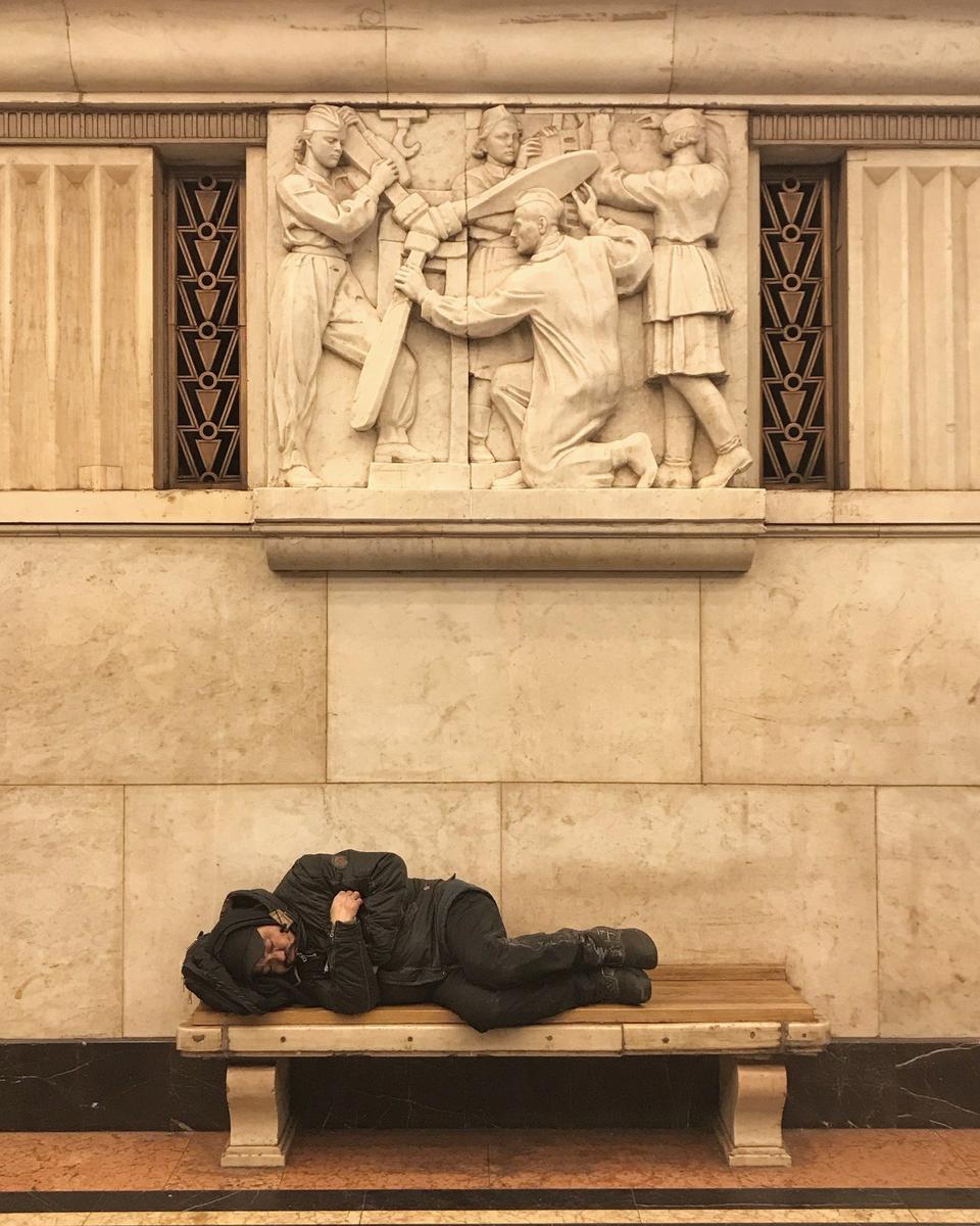Бездомный спит на лавочке в метро. Фото: Одиссей Буртин