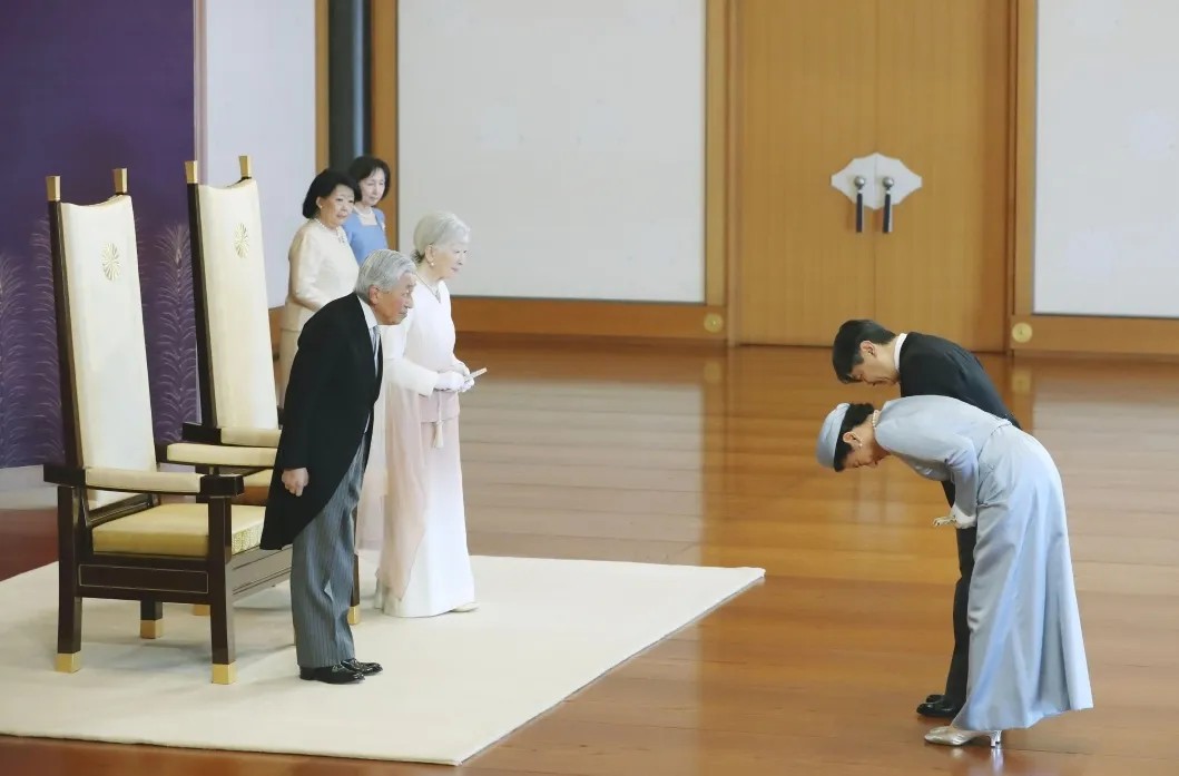 Слева старый император Японии Акихито с супругой, справа — старший сын Нарухито с супругой. Фото: Reuters