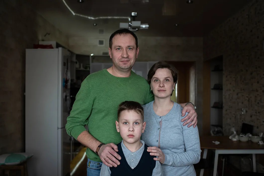 Игорь Коботов с женой Юлией и сыном Егором. Фото: Виктория Одиссонова / «Новая газета»