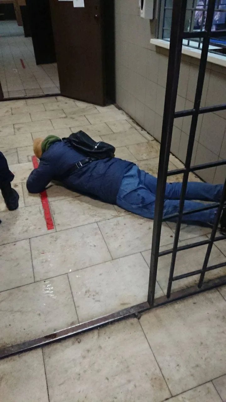 Адвокат Мансур Гильманов после удара лежит на полу ОМВД по Даниловскому району Москвы. Он прибыл в полицию к своему подзащитному