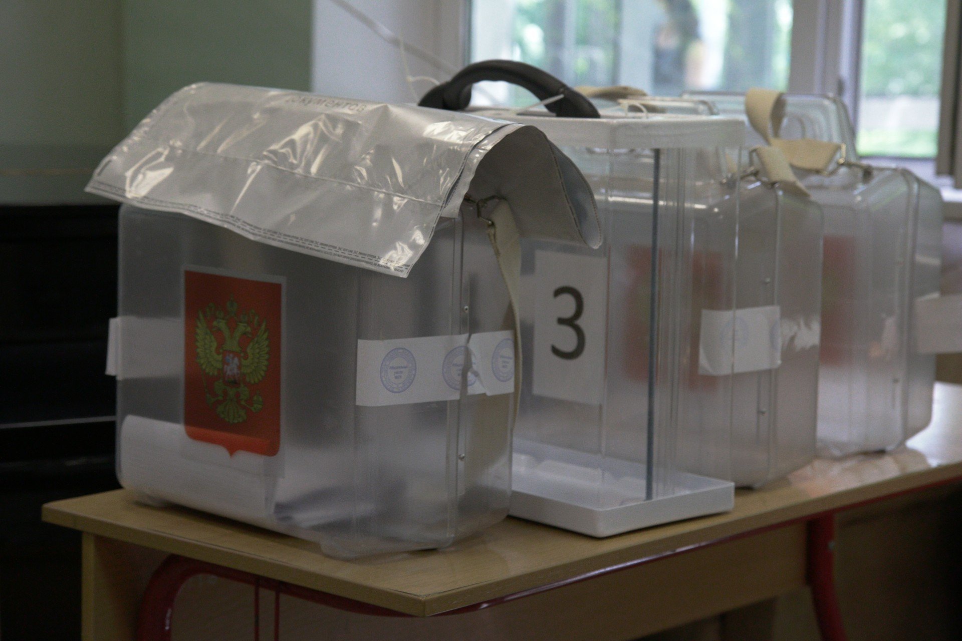 Урны для надомного голосования. На одной из них надорвана печать. Фото: Светлана Виданова / «Новая газета»