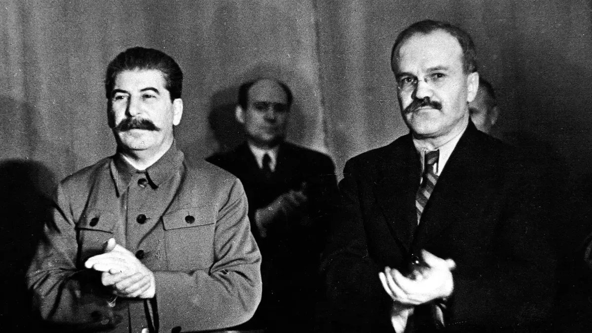 Сталин и Молотов. Фото: Popperfoto / Getty Images