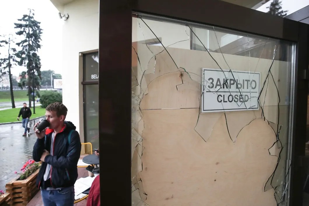 Кафе, в котором сотрудники в штатском разбили дверь на акции 6 сентября. Фото: Наталия Федосенко / ТАСС
