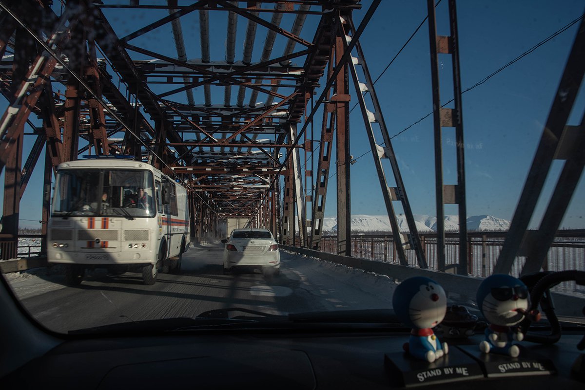 Дорога в Талнах, к подтопляемым рудникам. Мост принадлежит «Норникелю». Фото: Виктория Одиссонова / «Новая газета»
