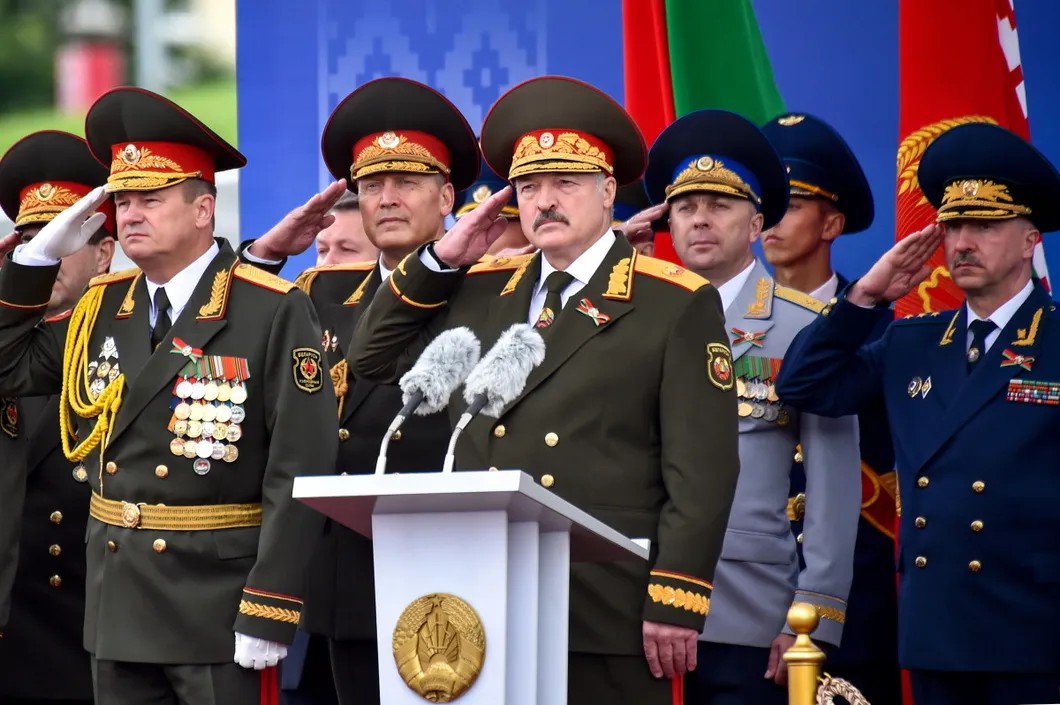 Лукашенко любит роскошный мундир главкома. Фото: EPA