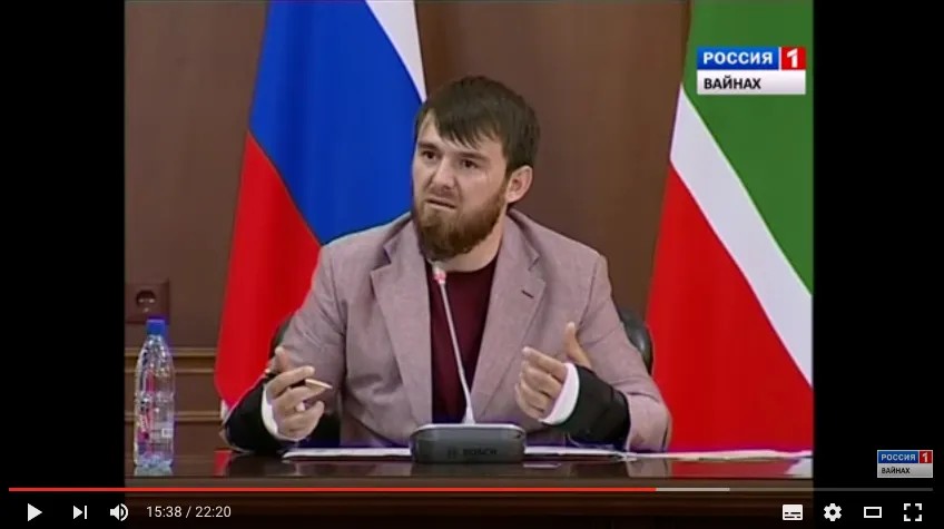 Ислам Кадыров на совещании правительства ЧР с гипсом на обеих руках. Май 2016