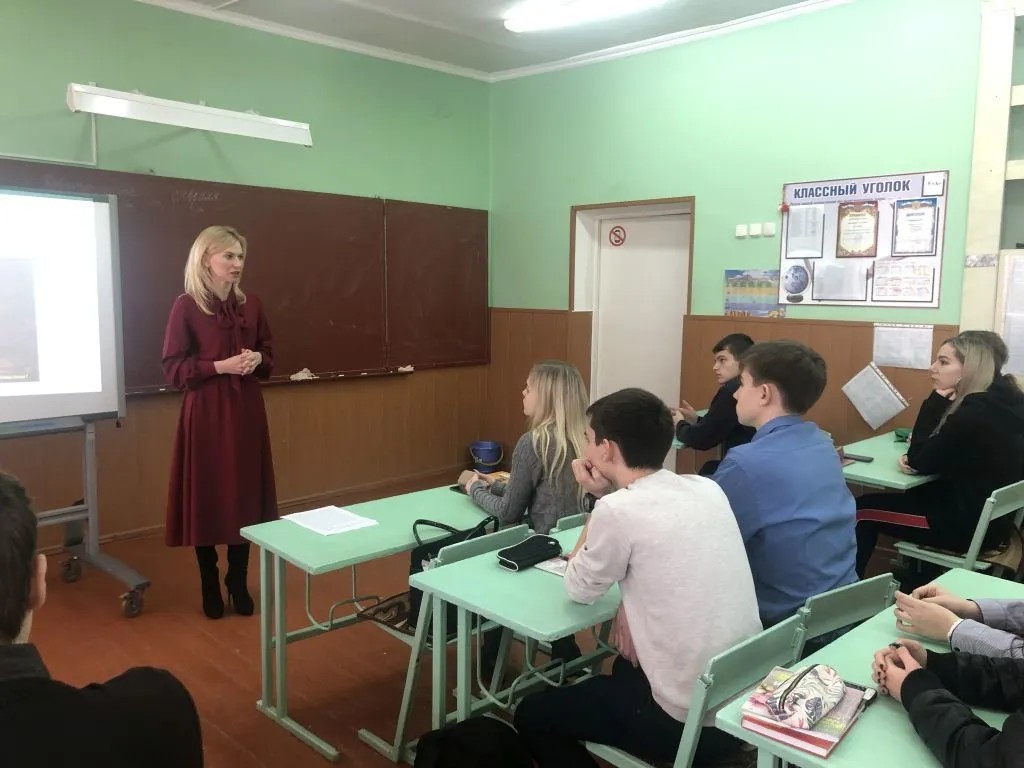 Депутат Екатерина Стенякина ведет открытый урок в школе города Шахты. Фото: zsro.ru