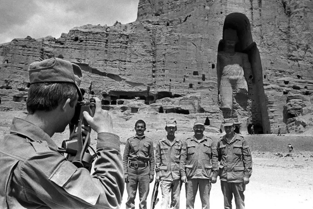 Советские солдаты фотографируются на фоне статуи Будды. Афганистан. Фото: Виктор Хабаров