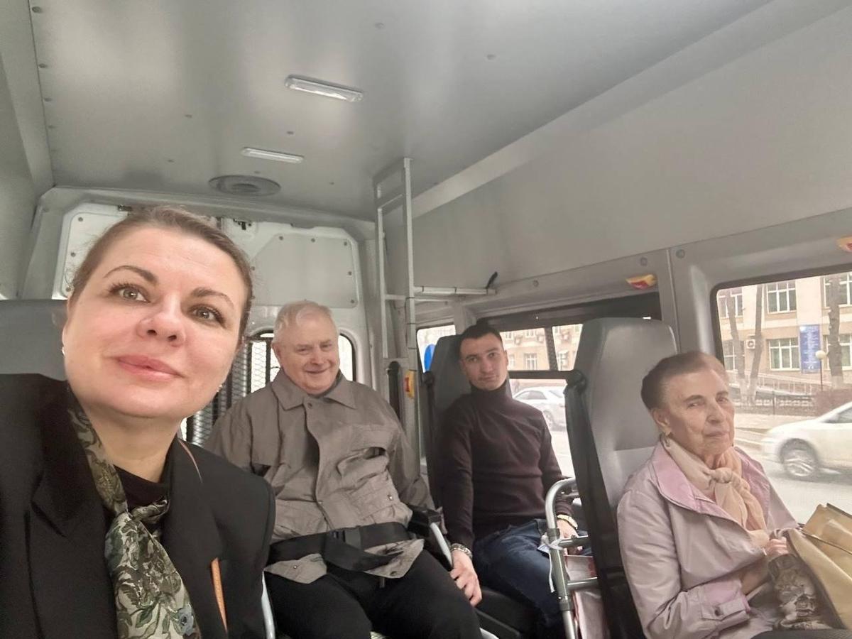 Марк Куперман с женой Галиной и адвокатом Натальей Касиловой направляются в суд на спецтранспорте. Фото: соцсети