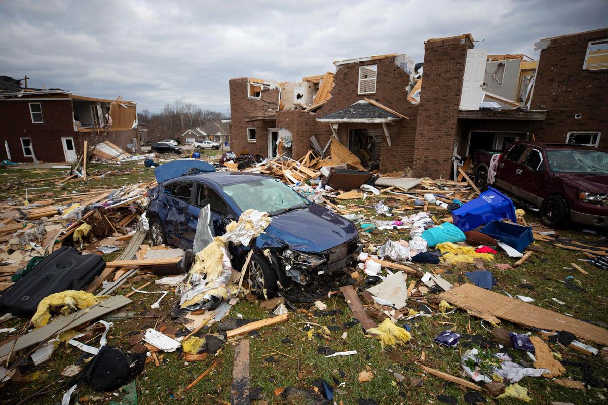 Последствия смерча в Боулинг-Грин, штат Кентукки. Фото: AP Photo / Michael Clubb