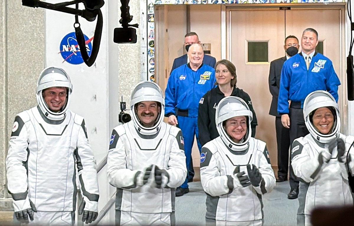 Космонавты Андрей Федяев, Джек Хэтэуэй, Джессика Меир и Софи Адено (слева направо) перед посадкой в космический корабль Dragon в экипаже Crew-12. Фото: Дмитрий Кирсанов / ТАСС