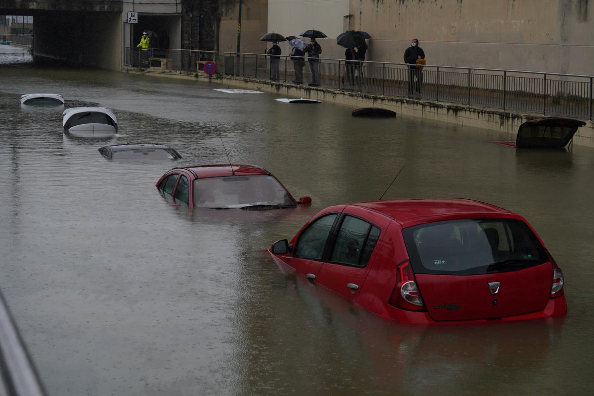 Автомобили, затопленные разливом реки в Бильбао (Испания). Фото: Getty Images