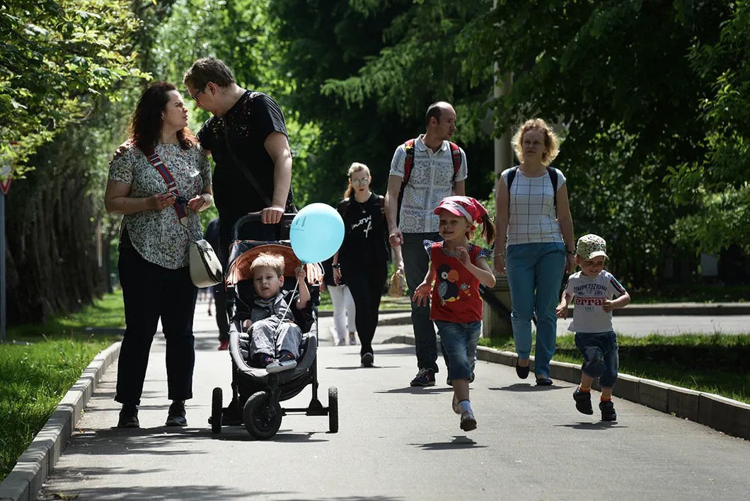 Костя с мамой Лизой и папой Ильей (слева) на прогулке. Фото: Виктория Одиссонова / «Новая газета»