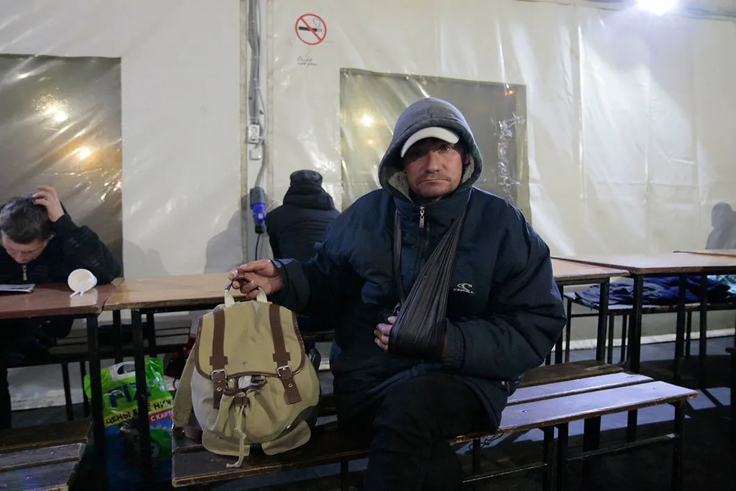 Бездомный и все его личные вещи. Палатка обогрева Центра социальной адаптации. Фото: Светлана Виданова, специально для «Новой»