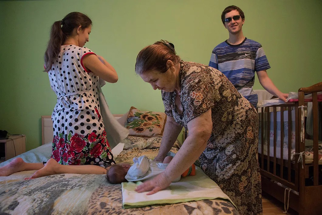 Вся семья, вместе с бабушкой Риммой Юнусовной, готовятся кормить Соню. Фото: Виктория Одиссонова / «Новая»