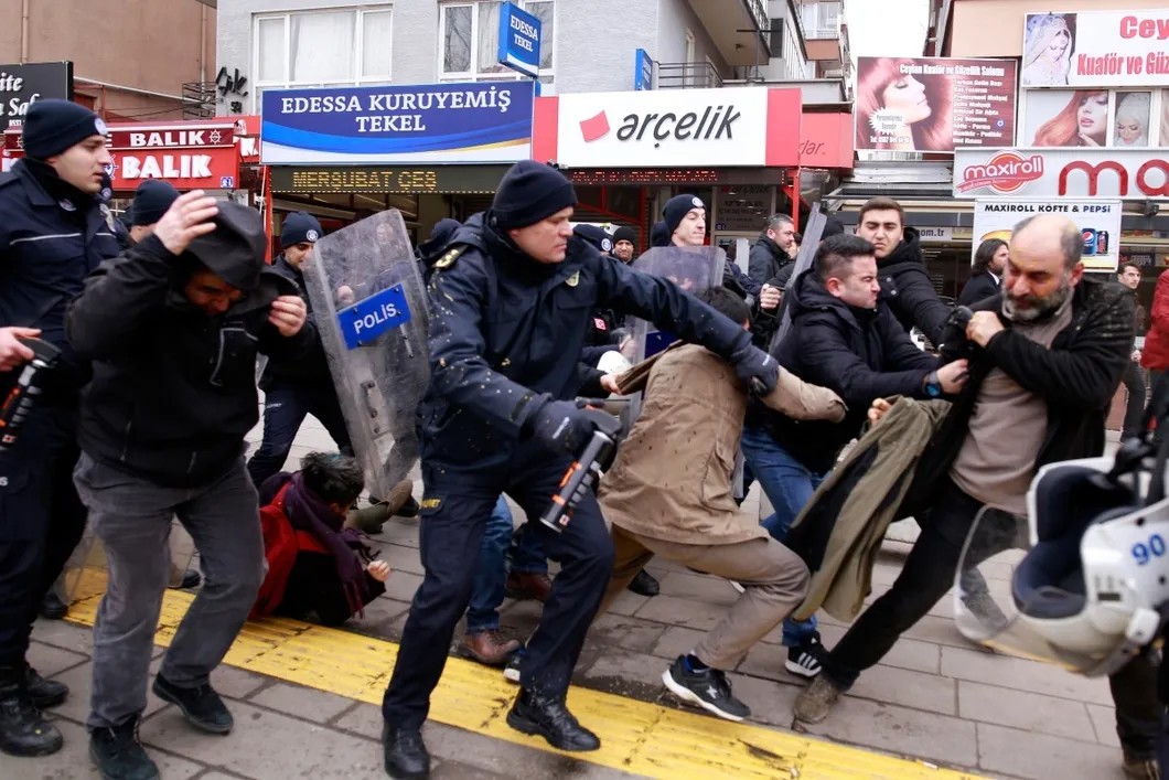 Полиция теснит студентов и преподавателей, вышедших на акцию против зачистки университетов Турции. Февраль 2017. Фото: EPA