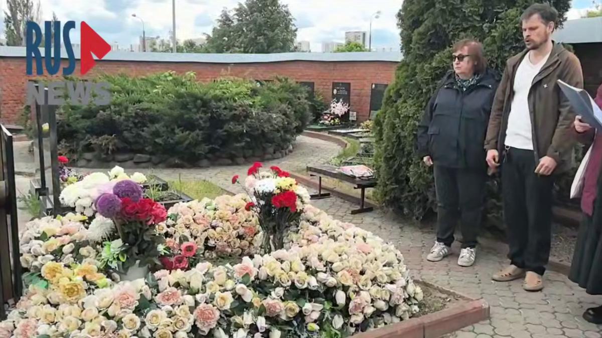 30 мая на Борисовском кладбище у могилы Алексея Навального. Справа — мама Алексея Людмила Навальная. Кадр RusNews
