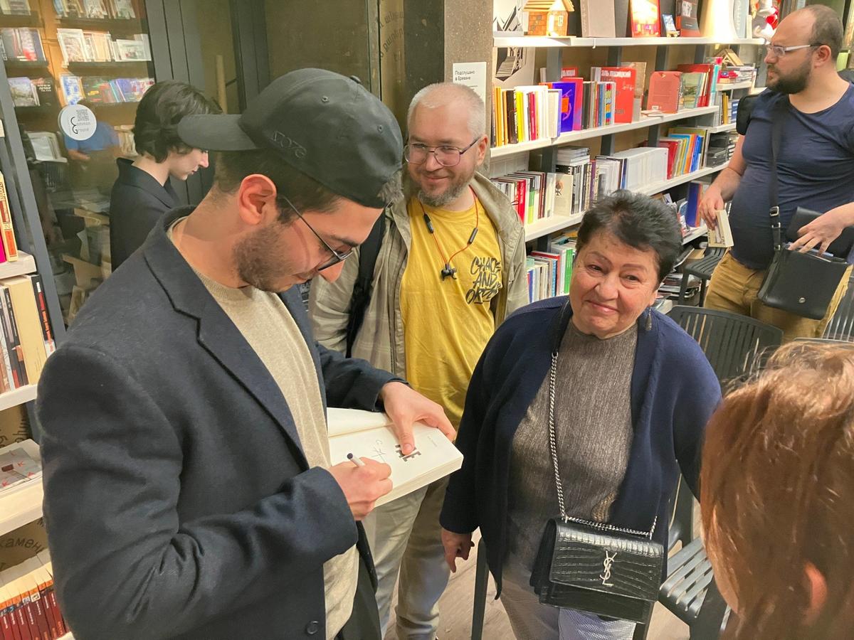 Коля Степанян, участник 44-дневной войны в Карабахе подписывает свою книгу. Фото: Common Ground