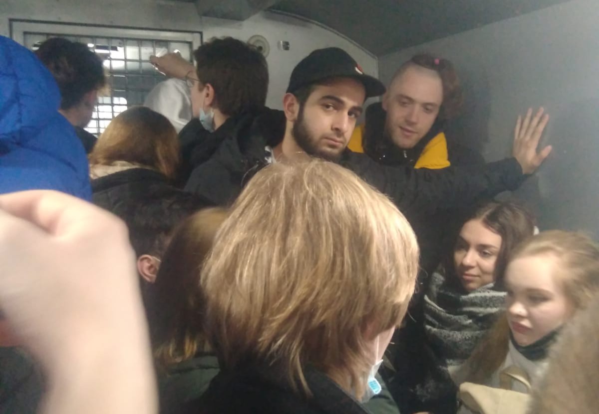 Владимир Гармаш (крайний справа) и другие задержанные в автозаке