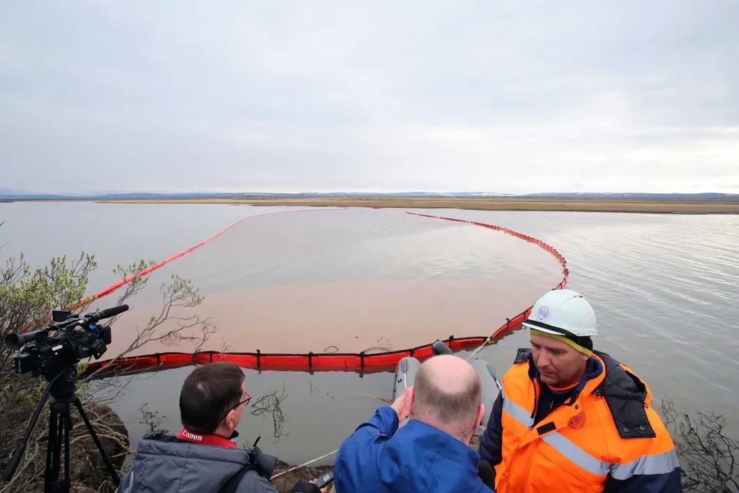 Сотрудники Морской спасательной службы проводят работы по ликвидации нефтяного пятна в устье реки Амбарная. Фото: РИА Новости