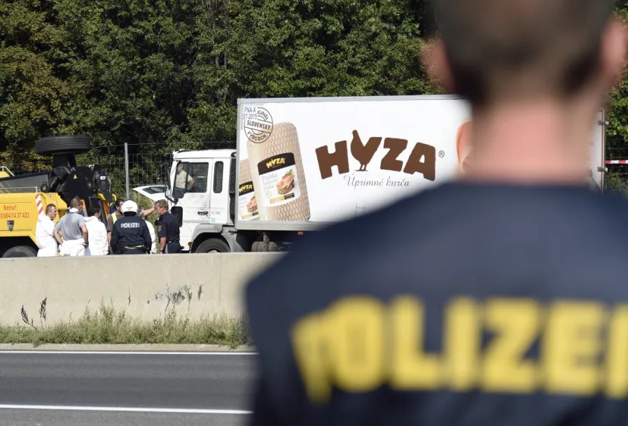 Австрийский автобан, полиция на месте массовой гибели беженцев. Фото: EPA