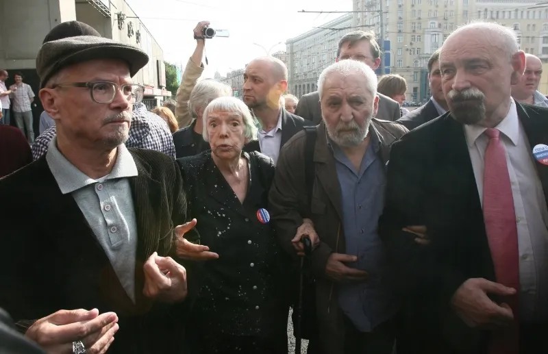 Лимонов и видные российские правозащитники плечом к плечу сражаются за свободу собраний. Фото: PhotoXPress