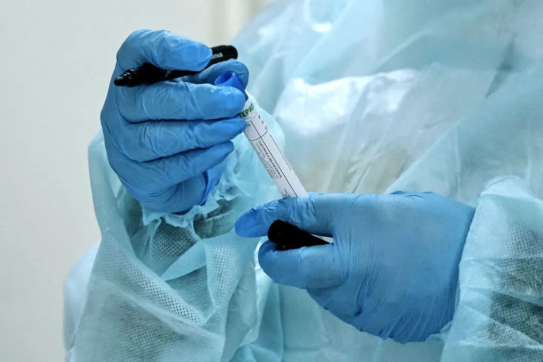 Проба материала для теста на коронавирус в Петербурге. Фото: РИА Новости