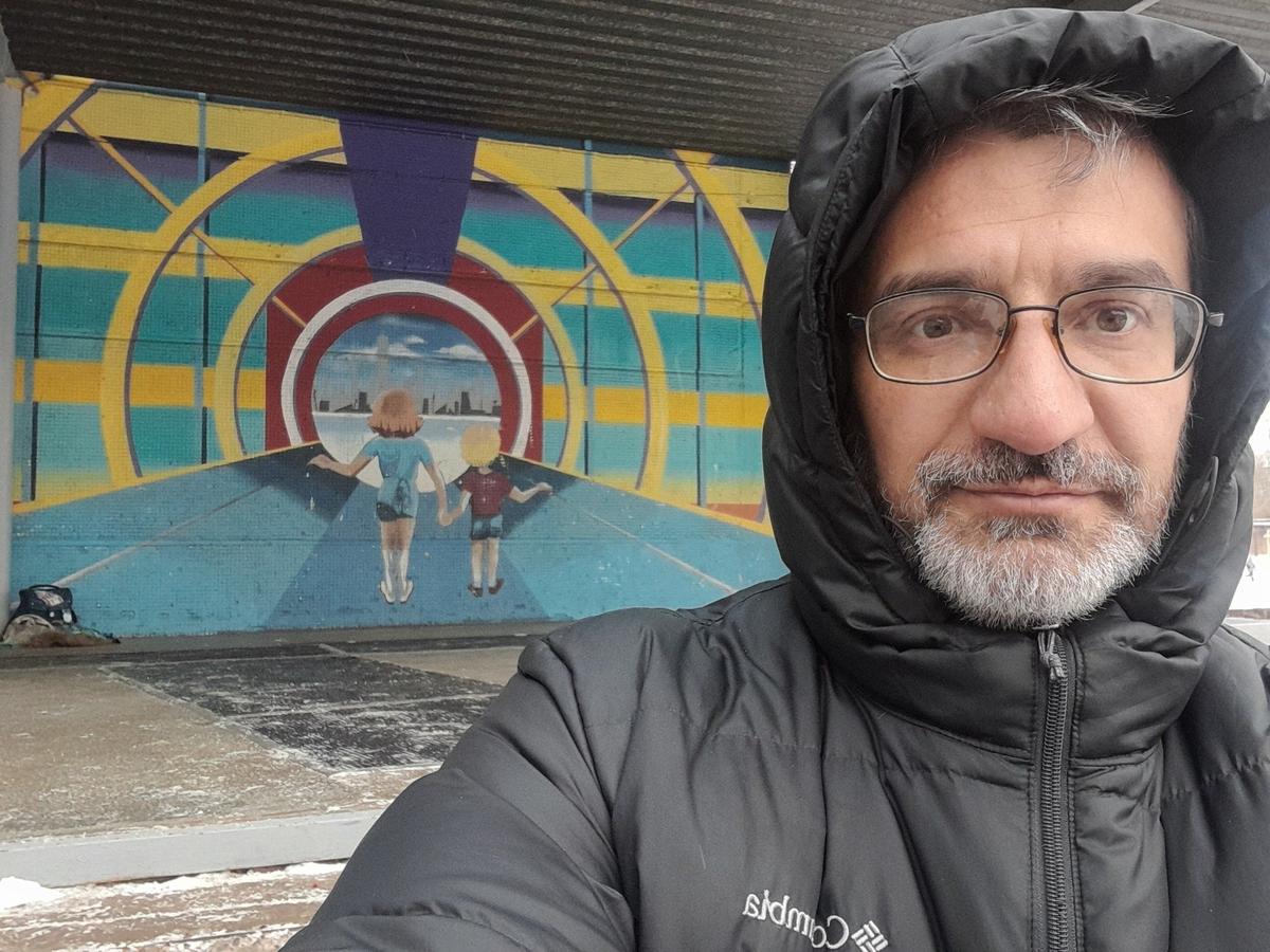 Н. Щербаков у школьной фрески. Фото из архива